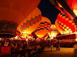 Nightglow von 200 Ballonen